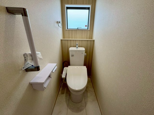 リーブルガーデン八重瀬町具志頭・３号棟のトイレ|２階トイレ・換気窓＆手すり付き／洗浄便座