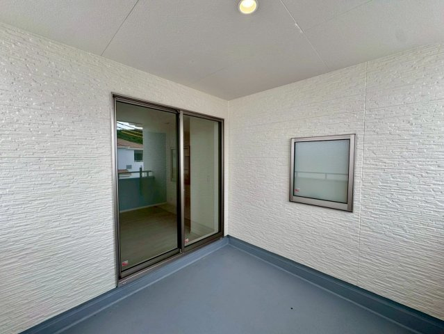 リーブルガーデン八重瀬町具志頭・３号棟のバルコニー|２階主寝室８帖から出入りできる、様々な用途に使える広々インナーバルコニー