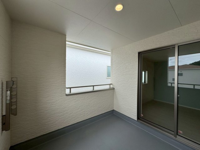 リーブルガーデン八重瀬町具志頭・３号棟のバルコニー|２階主寝室８帖から出入りできる、様々な用途に使える広々インナーバルコニー