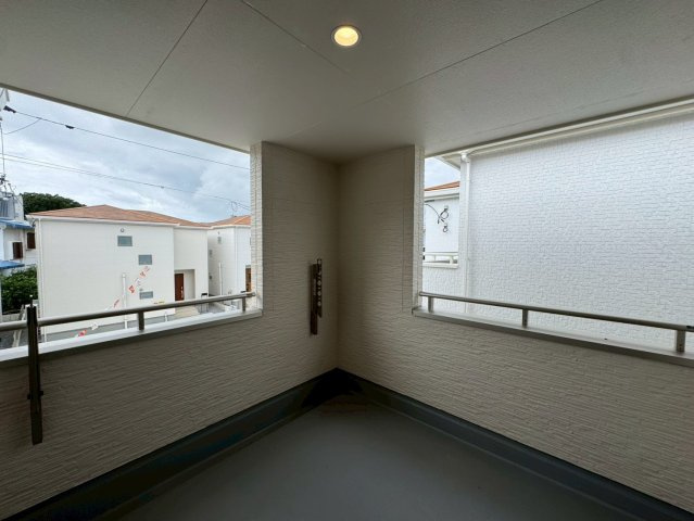 リーブルガーデン八重瀬町具志頭・３号棟のバルコニー|急な雨も安心♪様々な用途に使える広々インナーバルコニー