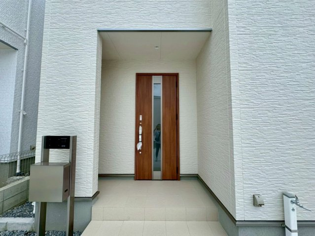 リーブルガーデン八重瀬町具志頭・３号棟の玄関|屋根付きで置き配スペースも確保できる玄関ポーチ／人感センサー＆TVモニター付きインターフォン