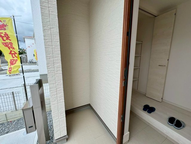 リーブルガーデン八重瀬町具志頭・３号棟のその他|雨の日も安心♪屋根付きで置き配スペースも確保できる玄関ポーチ