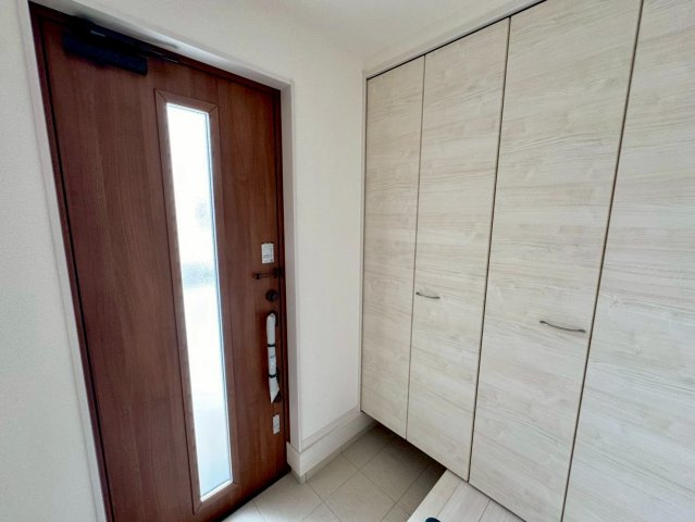 リーブルガーデン八重瀬町具志頭・３号棟の玄関|玄関には、可動式棚付きで大容量の天井高シューズクローゼット付き！