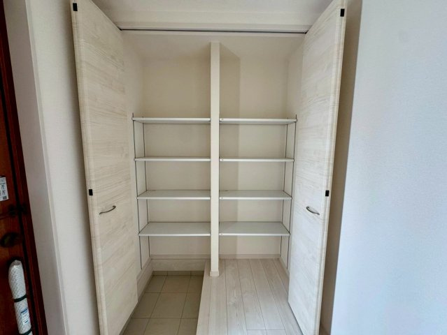 リーブルガーデン八重瀬町具志頭・３号棟の収納|可動式棚付きで大容量の天井高シューズクローゼット