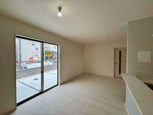 リーブルガーデン八重瀬町具志頭・３号棟のその他|16帖の明るくゆったりとしたLDK／掃き出し窓から駐車場への出入りも◎