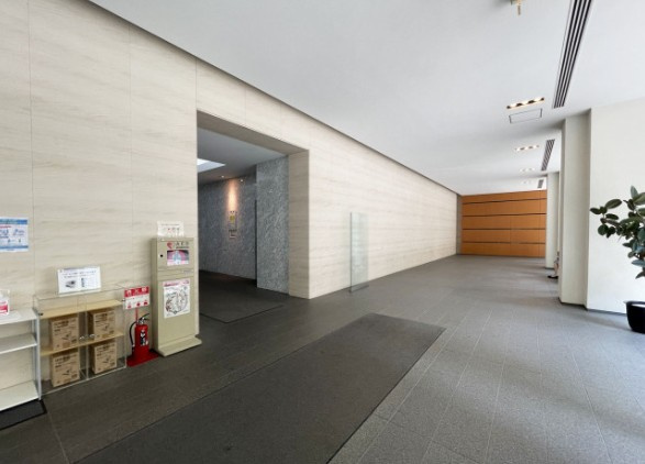 アーバンネット本町ビルのエントランス