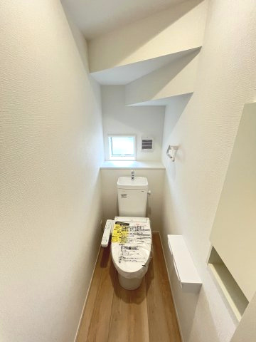 【トイレ】 | 糟屋郡篠栗町田中1丁目第1　2号棟（全4棟）【仲介手数料無料・0円】 | 現地写真。1階のトイレです。