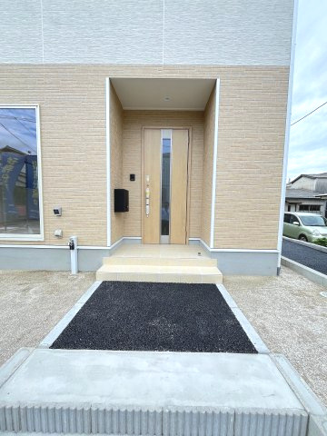 【玄関】 | 糟屋郡篠栗町田中1丁目第1　2号棟（全4棟）【仲介手数料無料・0円】 | 現地写真。