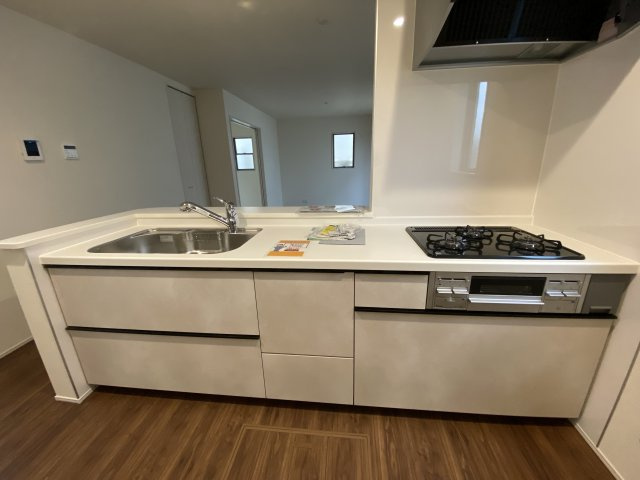 【平下平窪1期／3号棟】　おしゃれさん必見♪デザイナーズ新築建売住宅！　のキッチン|同施工◆キッチンの写真です◆
料理好きな人必見♪キッチンスペース広々！
対面式キッチンですので、お食事の準備をしながらご家族との会話を楽しめます☆

