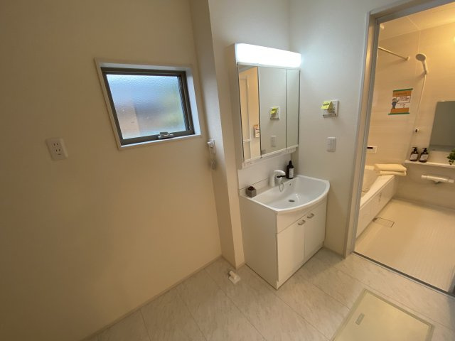 【平下平窪1期／3号棟】　おしゃれさん必見♪デザイナーズ新築建売住宅！　の独立洗面台|同施工◆洗面所の写真です◆　洗面台は朝をすっきりさせてくれる空間としては大切な空間です。バタバタしている忙しい朝でも収納が多い洗面台では短い時間で効率良く支度ができます。

