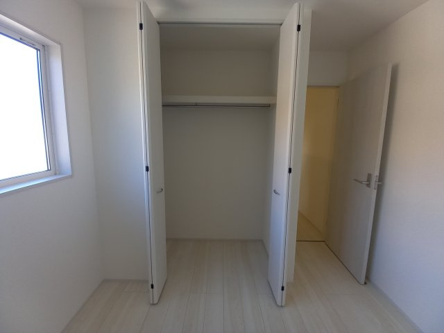 【平下平窪1期／3号棟】　おしゃれさん必見♪デザイナーズ新築建売住宅！　の収納|同施工◆収納スペースの写真です◆　衣類やカバンなどたっぷりと収納可能です！生活感のあるものを隠して置けるからお部屋をスッキリと見せやすいです。





