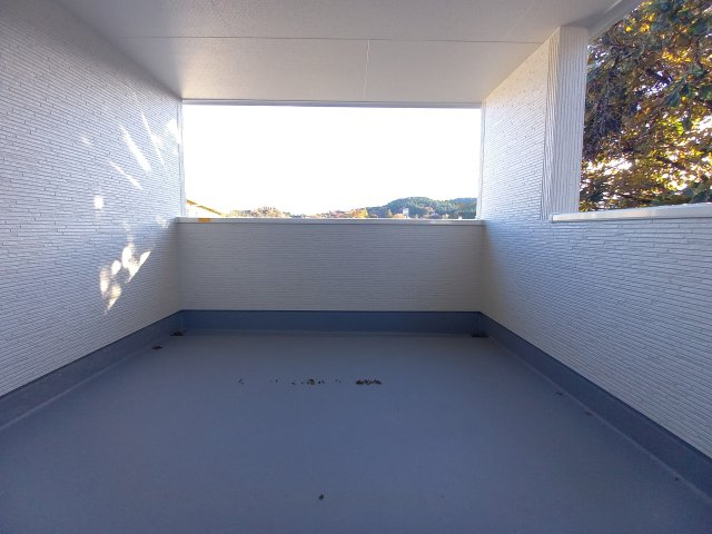 【平下平窪1期／3号棟】　おしゃれさん必見♪デザイナーズ新築建売住宅！　のバルコニー|同施工◆バルコニーの写真です◆　
洗濯物から布団まで一度にたくさん干せて便利です♪
眺めのよいバルコニーで、あなただけのリラックスタイムを☆

