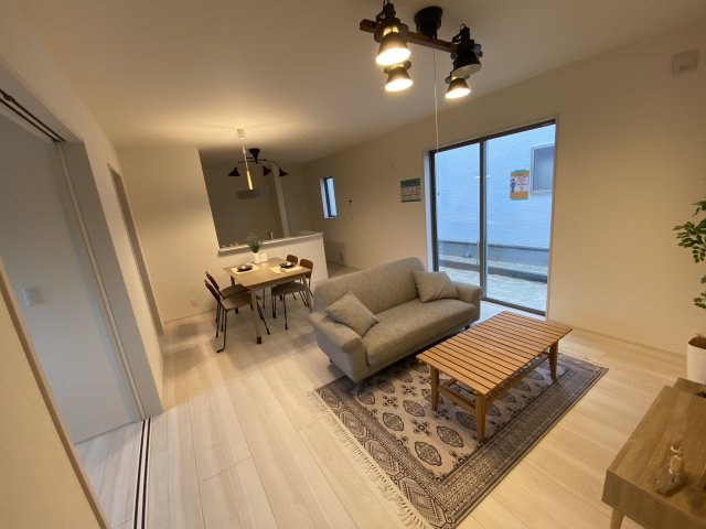 【平下平窪1期／3号棟】　おしゃれさん必見♪デザイナーズ新築建売住宅！　の居間・リビング|同施工◆外観の写真です◆　外壁仕上げ材は窯業系サイディング。裏面に付着した汚れが、雨水によって流れ落ちやすい「防汚機能付きサイディング」を採用。外壁の美しさが長持ちします♪

