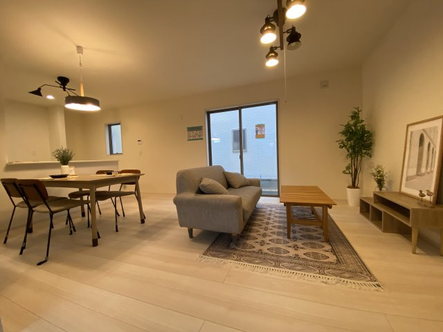 【平下平窪1期／3号棟】　おしゃれさん必見♪デザイナーズ新築建売住宅！　の居間・リビング|同施工◆居室の写真です◆　日当たり良好の居室は気持ちが良いですね。　家族構成によって色んなアレンジを加えられます♪それぞれにプライベートなスペースを持ち、子どもたちの成長も見守ることができますね。

