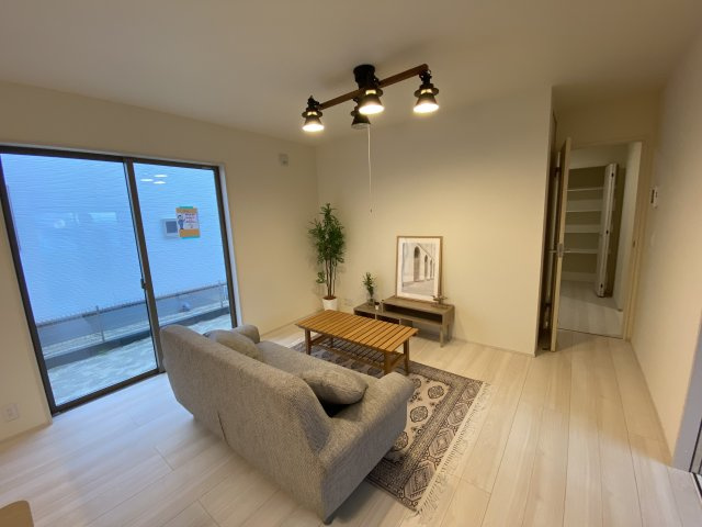 【平下平窪1期／3号棟】　おしゃれさん必見♪デザイナーズ新築建売住宅！　の居間・リビング|同施工◆リビングの写真です◆　休日はリビングで、ゆっくりとテレビ鑑賞など…楽しみが増えますね。　家族のコミュニケーションがより一層深まります。

