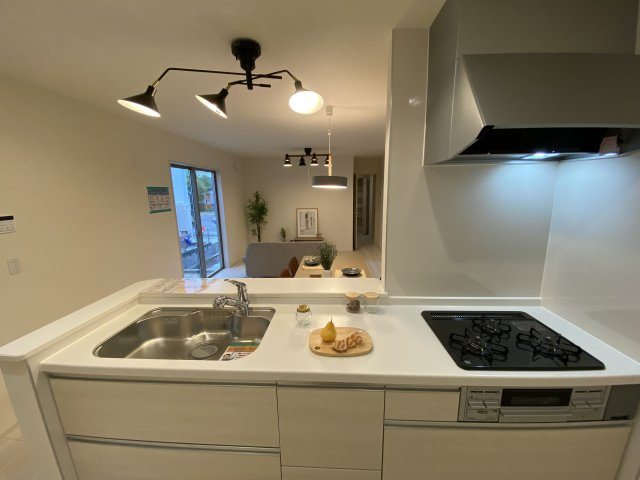 【平下平窪1期／3号棟】　おしゃれさん必見♪デザイナーズ新築建売住宅！　のキッチン|同施工◆キッチンの写真です◆　使い勝手の良いシステムキッチン！
家族の笑顔を見ながらするお料理は対面キッチンの特権ですね！
お料理しやすいキッチンです♪