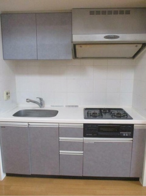 【キッチン】 | ルピナス・グランドカーサ西巣鴨 | 3口ガスコンロが使えるグリル付きキッチンです