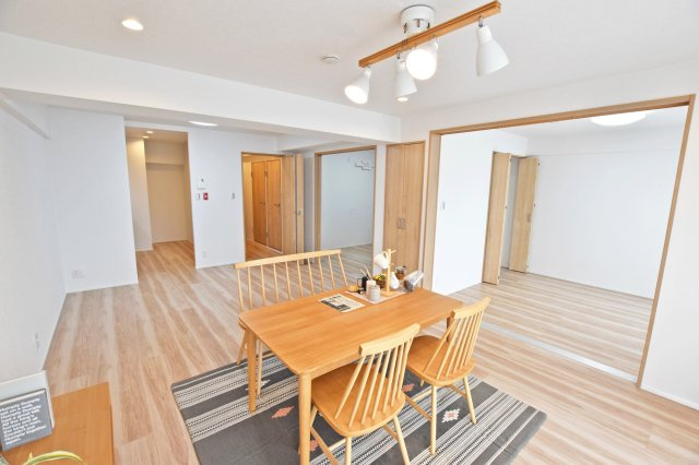 シャルム野中南公園の居間・リビング|2025年7月リフォーム済み物件です。即日のご内覧が可能ですので、お気軽にお問い合わせください。