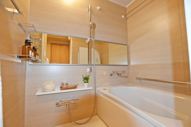 シャルム野中南公園の浴室|新調のバスルームは足を伸ばしてゆっくりと寛げる癒しの空間です。