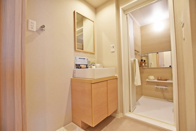 シャルム野中南公園の独立洗面台|洗面化粧台は鏡と一体型ではなく、インテリア性の高いセパレートタイプ。大きなボウルが目を引きます。