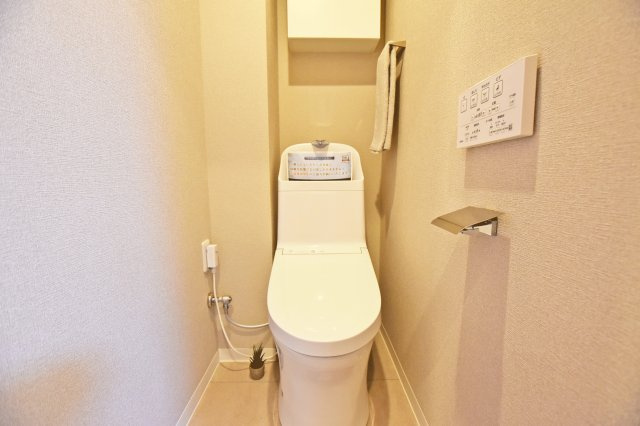 シャルム野中南公園のトイレ|一年中快適に利用できる温水洗浄便座付トイレ。寒い日でも便座はポカポカです。