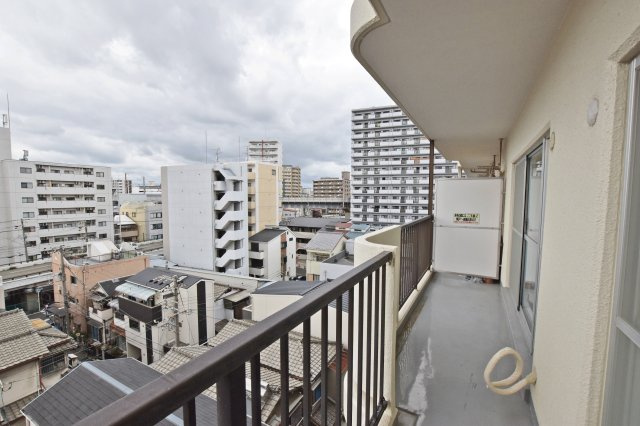 シャルム野中南公園のバルコニー|広ーいバルコニーは洗濯を干すだけでなく、気分転換に眺望を楽しんだりすることもできる空間です。