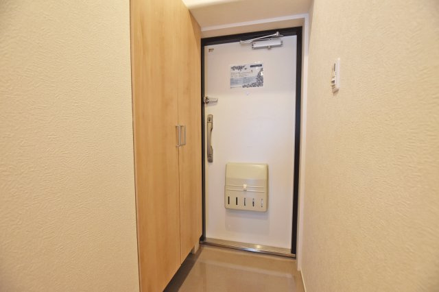 シャルム野中南公園の玄関|玄関には天井まで届くシューズボックスがあり、玄関周りをスッキリと片付けするのに役立ってくれます。