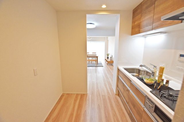 シャルム野中南公園のキッチン|キッチンスペースは食器棚や冷蔵庫を置いても余裕の広さで、料理中に人がすれ違っても余裕です。