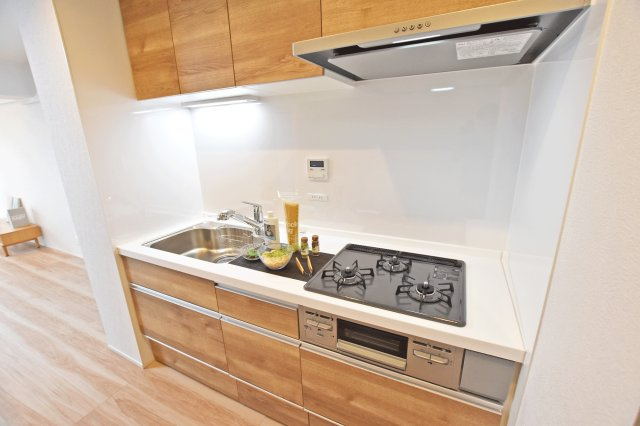 シャルム野中南公園のキッチン|広々としたワークトップは料理の盛り付けや配膳にも便利。手際よく料理の準備ができますね。