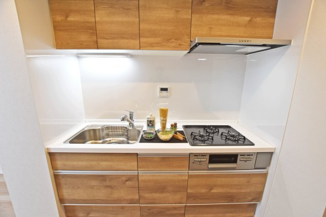 シャルム野中南公園のキッチン|キッチンの上部には吊戸棚もあり、普段使わないような大きなものも余裕で収納できます。もちろんシンクの下にも収納スペースはたっぷりとあります。