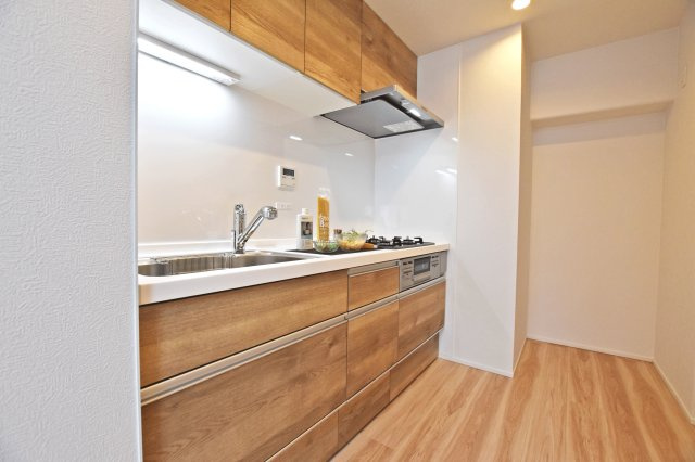 シャルム野中南公園のキッチン|独立タイプのキッチンは煙や油などがリビング側に出ていかないので、来客時にも気を使わなくていいのが助かります。