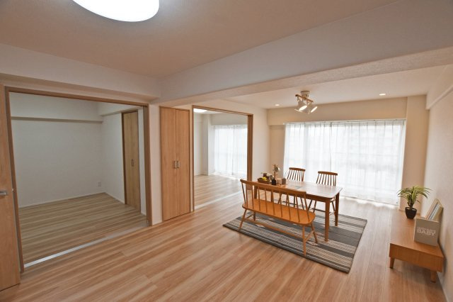 シャルム野中南公園の居間・リビング|大きく開けた窓から自然光が差し込む明るい空間です。