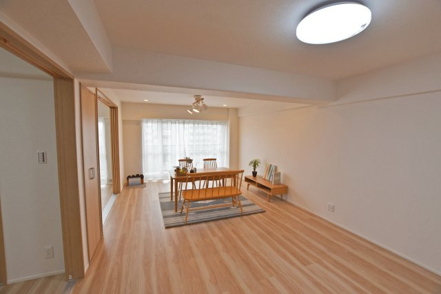 シャルム野中南公園の居間・リビング|家族が自然と集まるリビングはみんなのくつろぎ空間です。