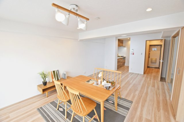 シャルム野中南公園の居間・リビング|リビング側から撮影した内観写真です。家具の配置がしやすい形状のリビングですので、実生活のイメージがしやすいですね。