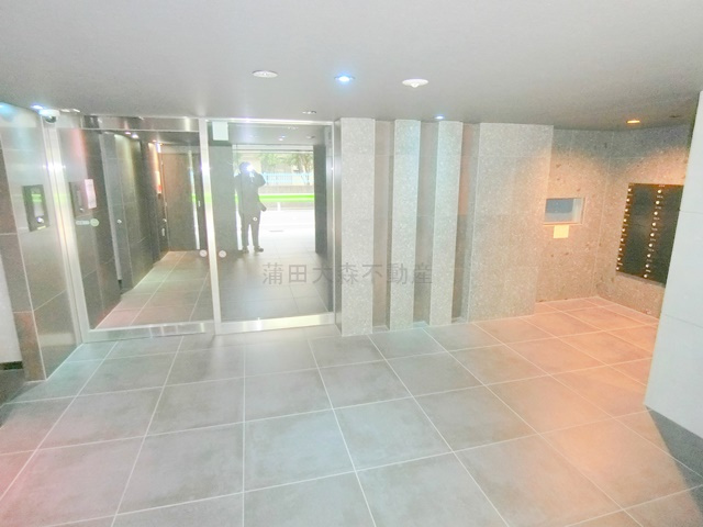 ガリシア西馬込のエントランス|オートロックと宅配ボックス付きのエントランス