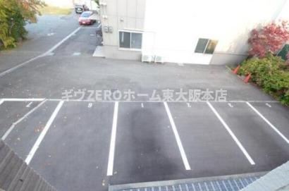 エレガンツア南本町の駐車場