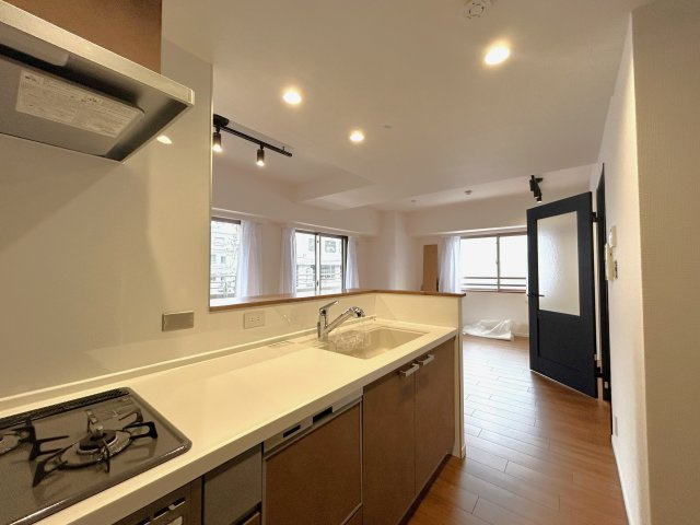 ランドール浅草のキッチン|家族みんなが爽やかに健やかに過ごせるように、溢れる光をたっぷり取り込んだリビングダイニング。集いの場、憩いの場としての快適性を求めたやすらぎの空間です