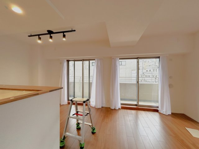 ランドール浅草の居間・リビング|バルコニー側に掃きだし窓が２つ並ぶリビングです。陽当たり重視でお探しのお客様にもご満足頂けると思います。