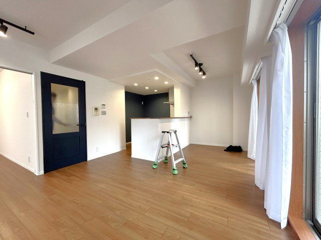 ランドール浅草の居間・リビング|家族みんなが爽やかに健やかに過ごせるように、溢れる光をたっぷり取り込んだリビングダイニング。集いの場、憩いの場としての快適性を求めたやすらぎの空間です