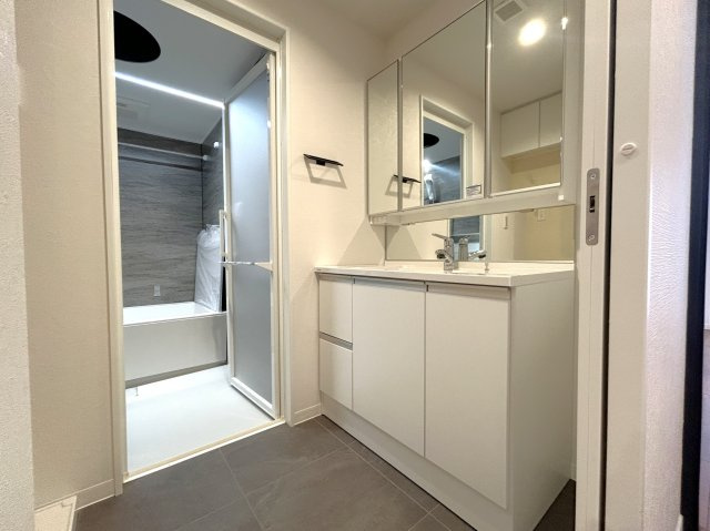 ランドール浅草の独立洗面台|【パウダールーム】
三面鏡タイプの洗面化粧台を採用し、キャビネット収納はぎっしり色々な物を収納でき下部収納もございます。シャワーヘッドタイプを採用しておりますのでお掃除など楽々できます。