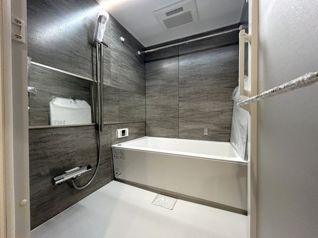 ランドール浅草の浴室|ご家族との憩いの場として、一日の疲れを癒す場として、ゆったりと足を伸ばしてくつろげる綺麗で清潔感のある色味の浴室。気持ちの良い光と爽やかな風をたっぷりと取りこめる開閉式の窓も設置しています。