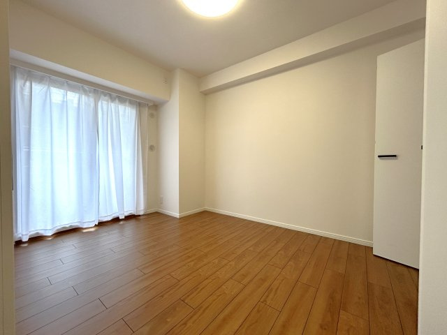 ランドール浅草の洋室|穏やかな風と陽光を導き、プライバシーに配慮された設計プランを採用し、居住性を一段と心地よいものにしています。明るく開放的な空間を演出しております。