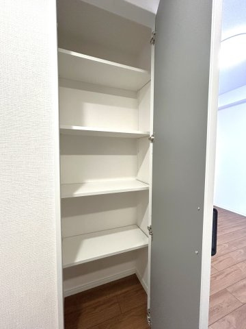 ランドール浅草の収納|ホールには多目的に使える壁面収納がございます。細かい物をともかくたくさん収納できますのでリビングがすっきり片付きます。