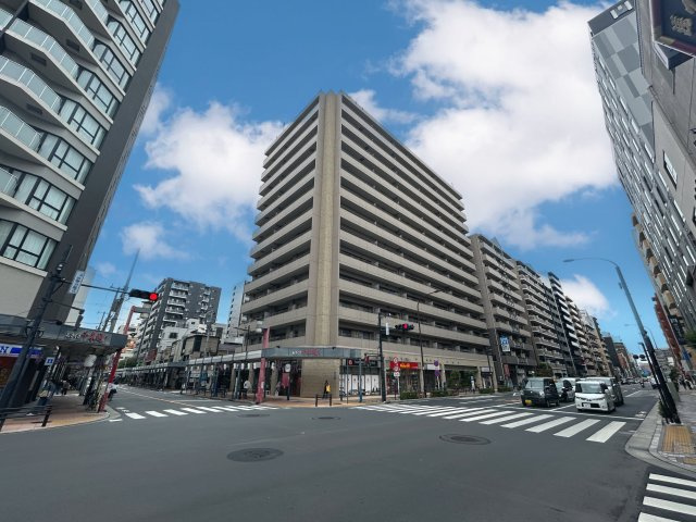 ランドール浅草の外観|住む人を映し出す洗練された佇まいは、いつまでも輝き続けながらいつしか街の風景に溶け込んでいきます。