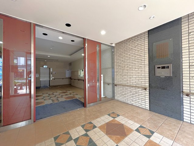 ランドール浅草のその他|オートロックは現代社会の必需品ですね。
来訪者をエントランスの時点で確認できますので、迷惑な勧誘、セールスなどひるむことなくお断りできます。