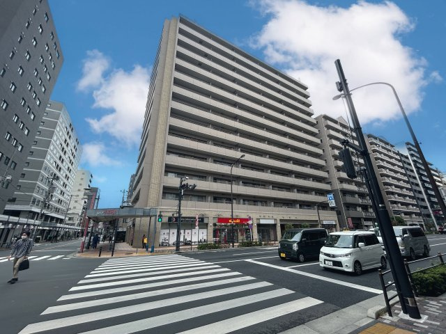 ランドール浅草の外観|青空に映えるこの雄大な佇まい。
陽当たり、立地、周辺環境など恵まれた好条件となっております。