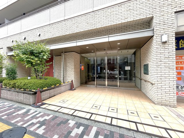 ランドール浅草のエントランス|～Entrance～
その住居の第一印象となるのがエントランスホールです。訪問されたお客さまをやさしくお迎えします。エントランスホールは、いわば住居の顔です。