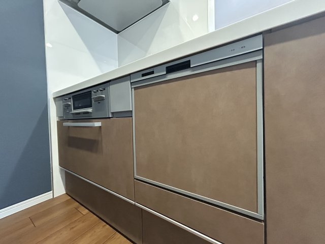 ランドール浅草のその他|キッチンのパネルはマットな風合いのブラウンカラー。