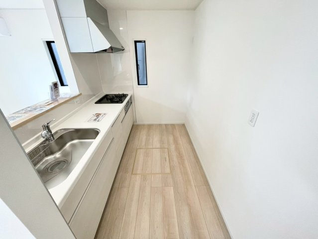 長野市宮沖第４のキッチン|家族の会話が弾む開放的なカウンターキッチンです♪