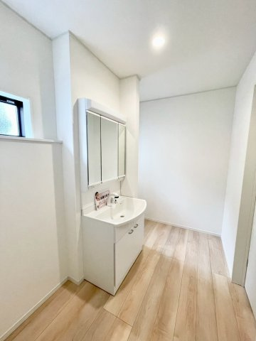 長野市宮沖第４の独立洗面台|洗濯機を置いても余裕の広さ！鏡の裏には収納スペース付き！